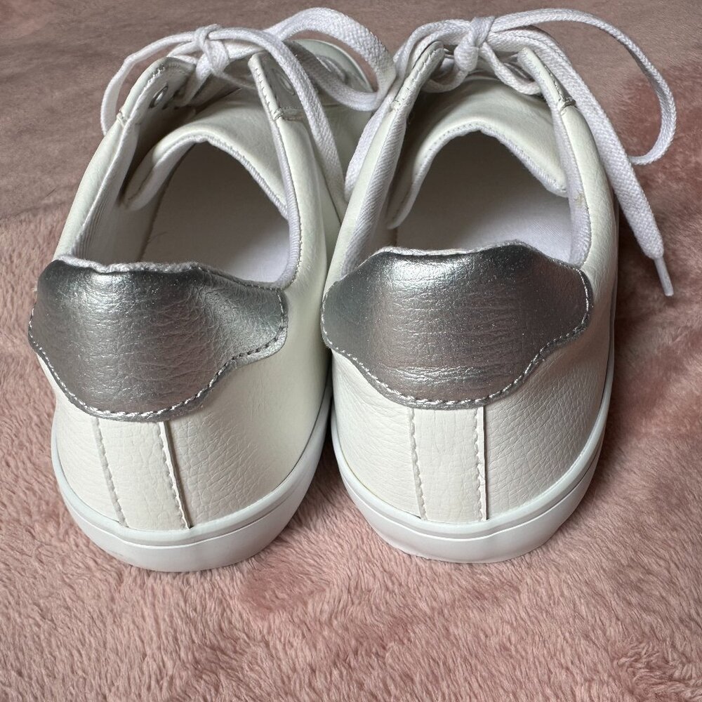 Old Navy Womens Court Sneakers White Silver Metallic Heel - Size 9 - Lace-Up